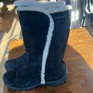 Patagonia Black Boots with White Fur Lining
